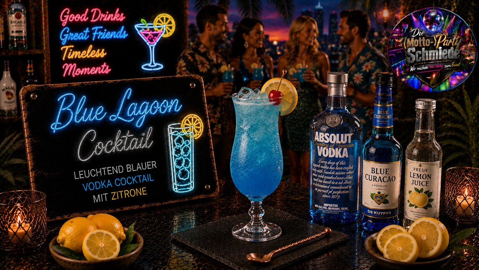 Leuchtend blauer Blue Lagoon Cocktail mit Zitronenscheibe und Eiswürfeln in einem hohen Cocktailglas auf sommerlichem Hintergrund.