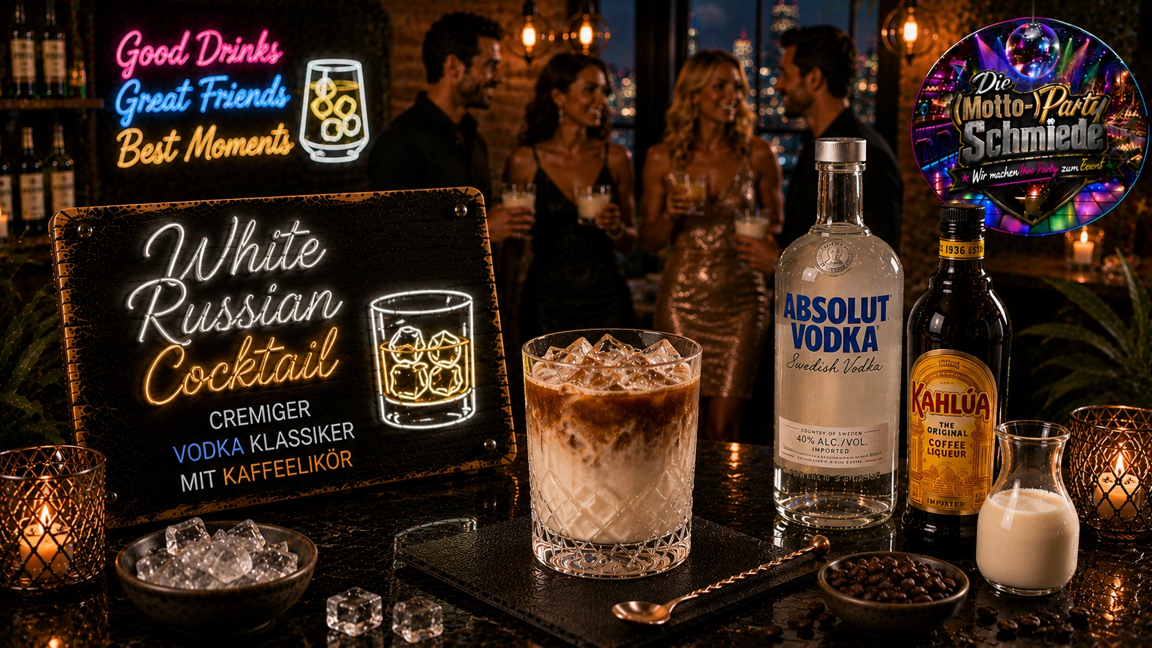 Cremiger White Russian Cocktail mit Sahneschicht und Eiswürfeln in einem eleganten Tumblerglas auf dunklem Hintergrund.
